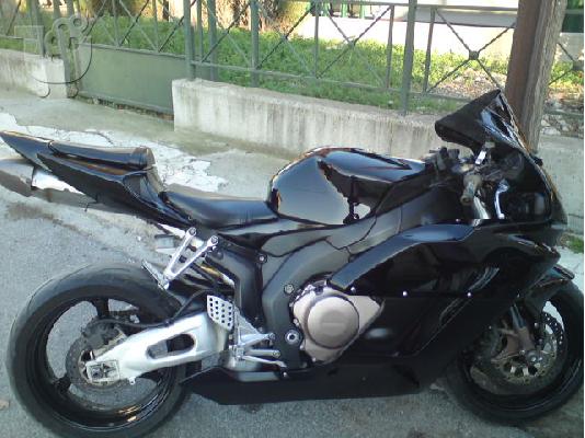 PoulaTo: HONDA CBR 1000 RR Fireblade '05