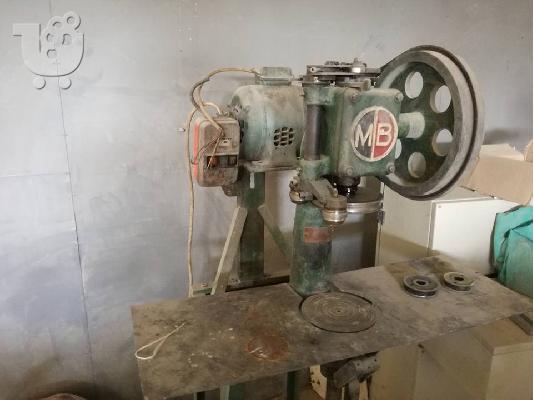 PoulaTo: Χειροκίνητο κλειστικό μηχάνημα κουτιών κονσερβοποιίας