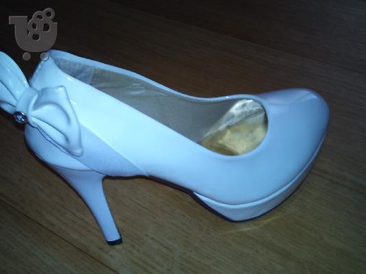 PoulaTo: Απρη Γοβα αφορετη